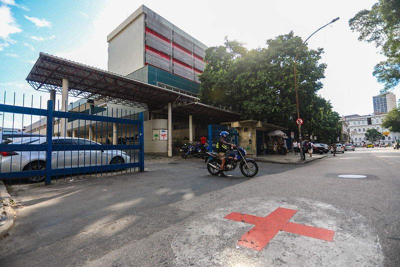 Criança é atacada por pitbull e salva pela própria mãe em Santa Teresa