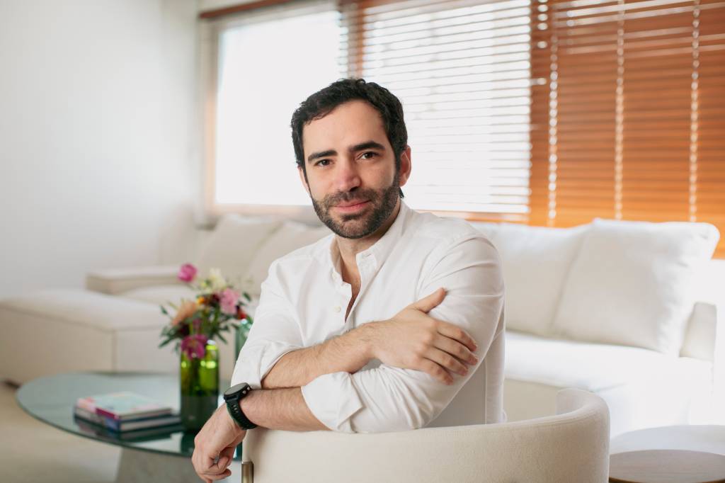 Influenciador literário Bookster sai do armário em seu primeiro livro