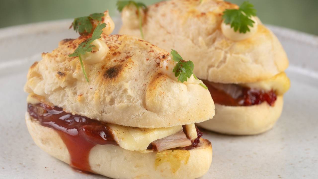 Rudä: na entrada, com linguiça e barbecue de goiabada