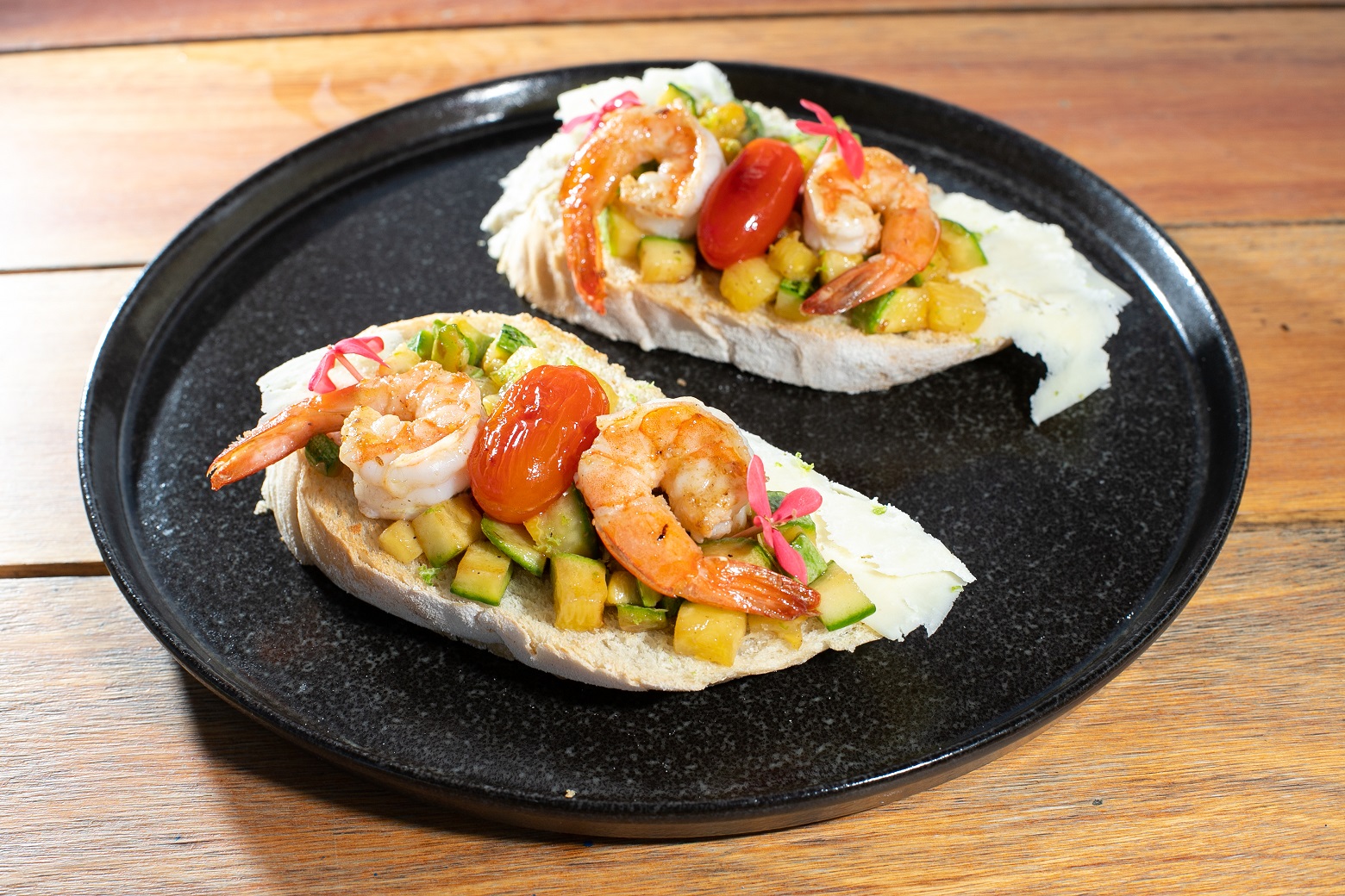 Prai&ocirc;: bruschettas de estilo mediterr&acirc;neo com camar&atilde;o no Recreio