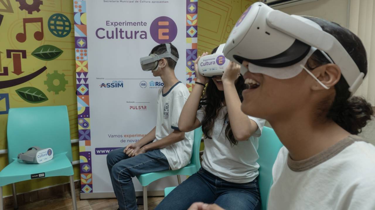 Foto mostra alunos com óculos imersivos