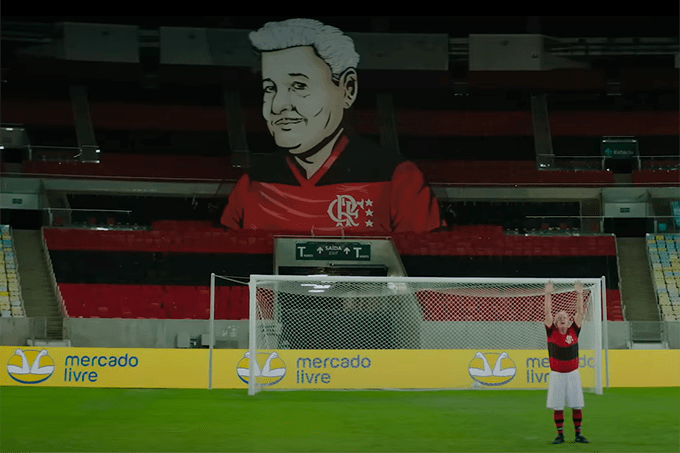 Zico no Maracanã, com a imagem do pai ao fundo