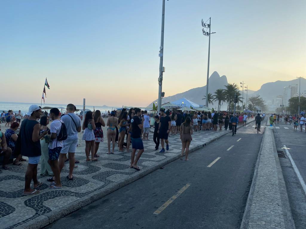 Picolé no inverno? Claro! Quiosque em Ipanema registra filas quilométricas