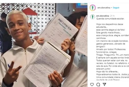 Foto mostra homenagem para o adolescente Thiago Flausino, que aparece na foto segurando um caderno escolar e sorrindo