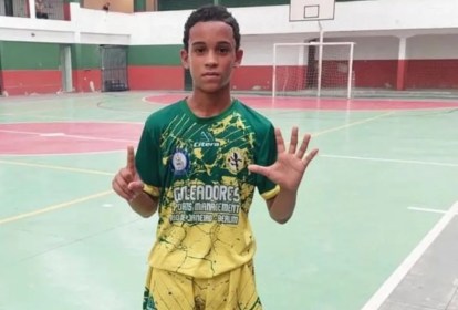 Foto mostra adolescente jogando futebol