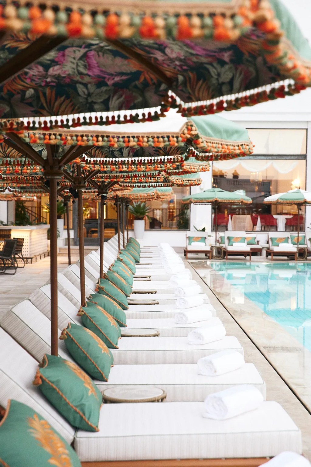 Copacabana Palace revela nova decoração da sua piscina emblemática