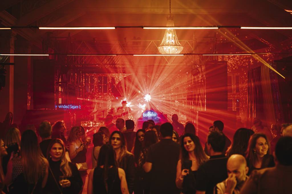 Festas dos anos 2000 voltam às pistas cariocas para alegria da turma 35+