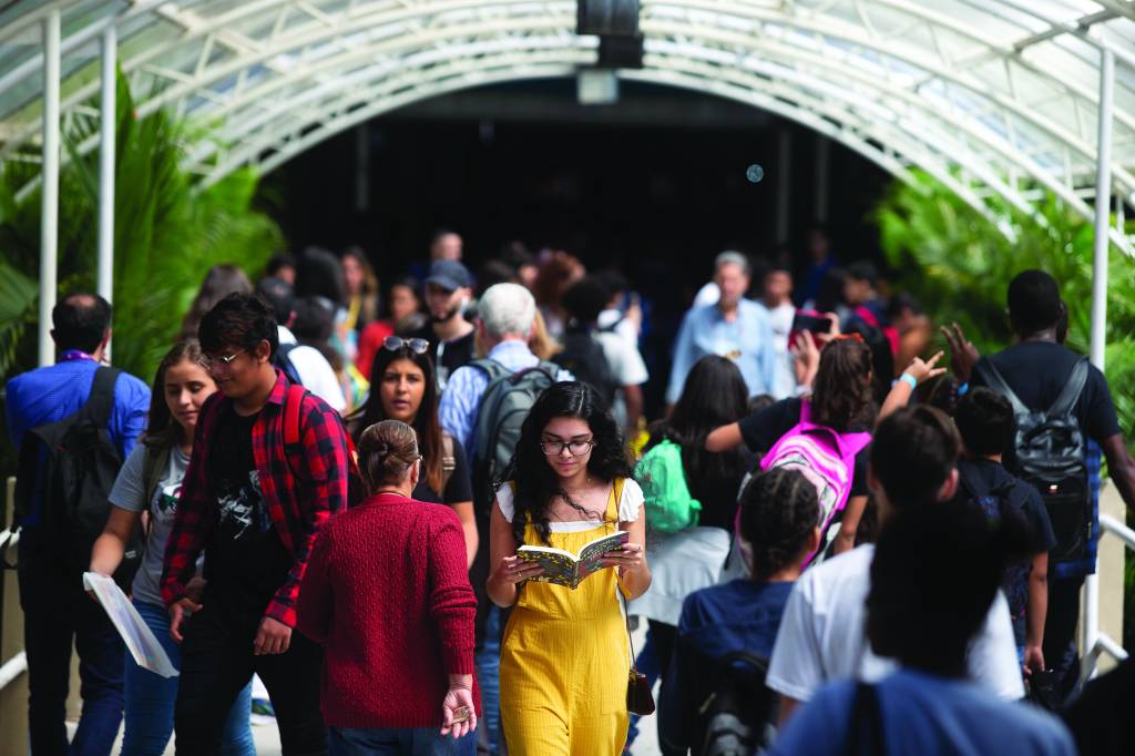 Primeiro fim de semana da Bienal do Livro registra longas filas e espera