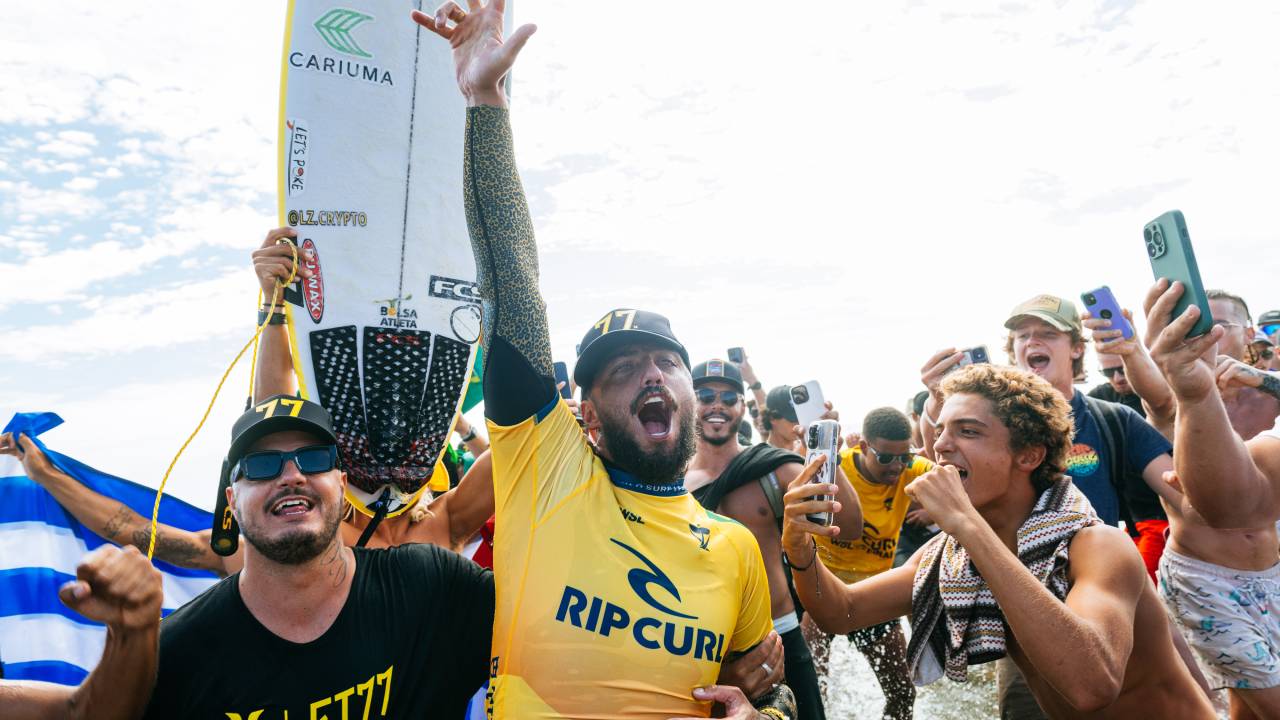 Flipe Toledo comemorando o bicampeonato mundial