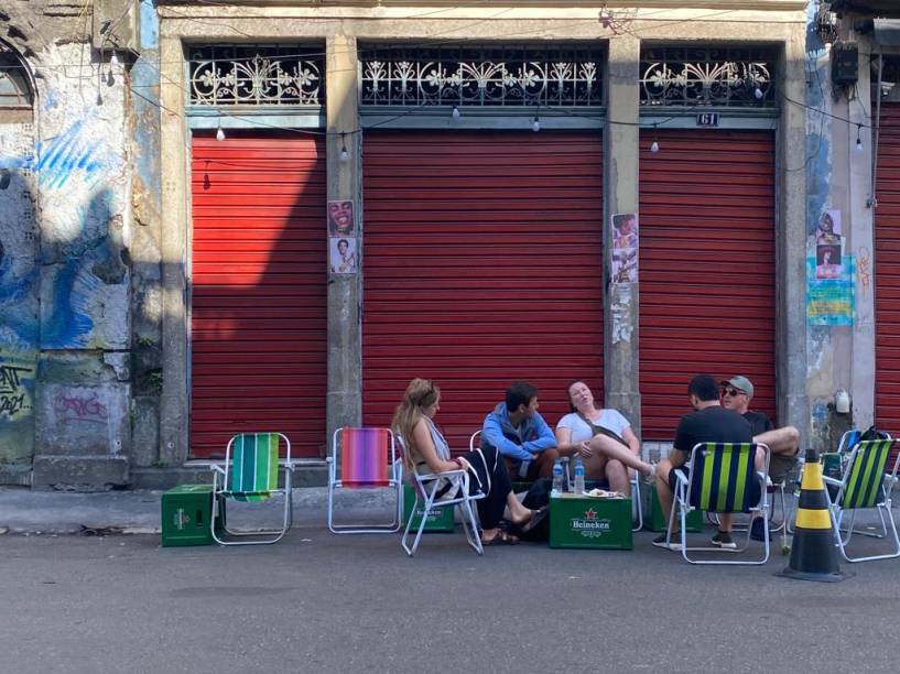 As cadeiras de praia na calçada do Labuta Bar dão um toque especial ao ambiente de boteco carioca.