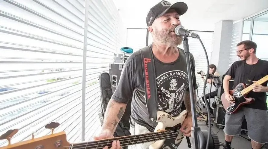 Médicos retiram sedação do músico Mingau, do Ultraje, e filha comemora