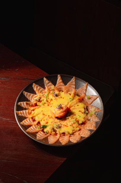 Fusões: usuzukuri feito com lâminas de salmão e molho hollandaise Fusões: usuzukuri feito com lâminas de salmão e molho hollandaise