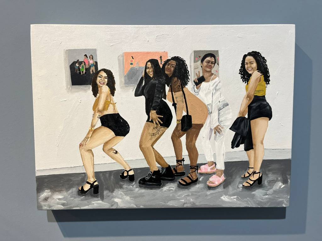 priscila rooxo O quadro tem quatro mulheres fazendo pose como se fossem dançar funk em uma galeria de arte, com os quadros ao fundo. Elas estão com roupas que geralmente as mulheres usam nos bailes funk, como sandálias plataforma, shortinho curto e vestido justo e curto.