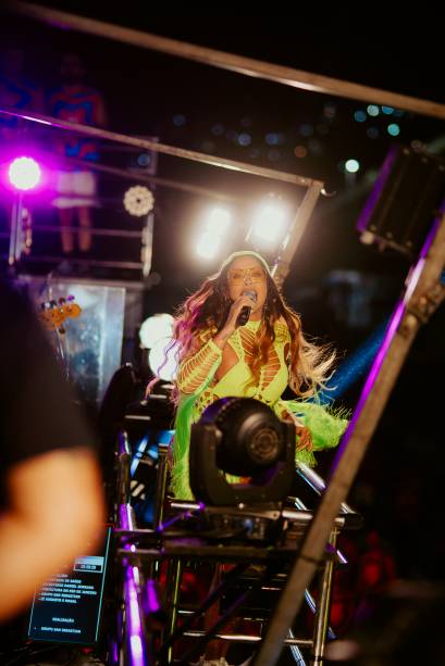 Alinne Rosa levantou o público de cima do trio Alinne Rosa levantou o público de cima do trio