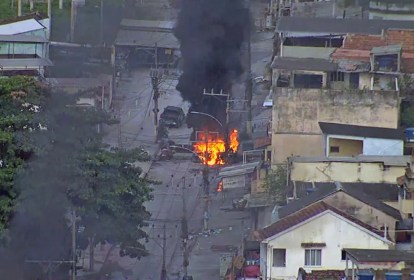 Traficantes-ateiam-fogo-barricada-Complexo-Penha