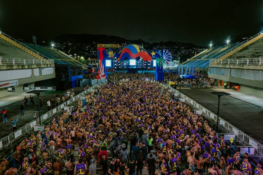 Multidão lota Sapucaí para segundo dia da Micareta Rio