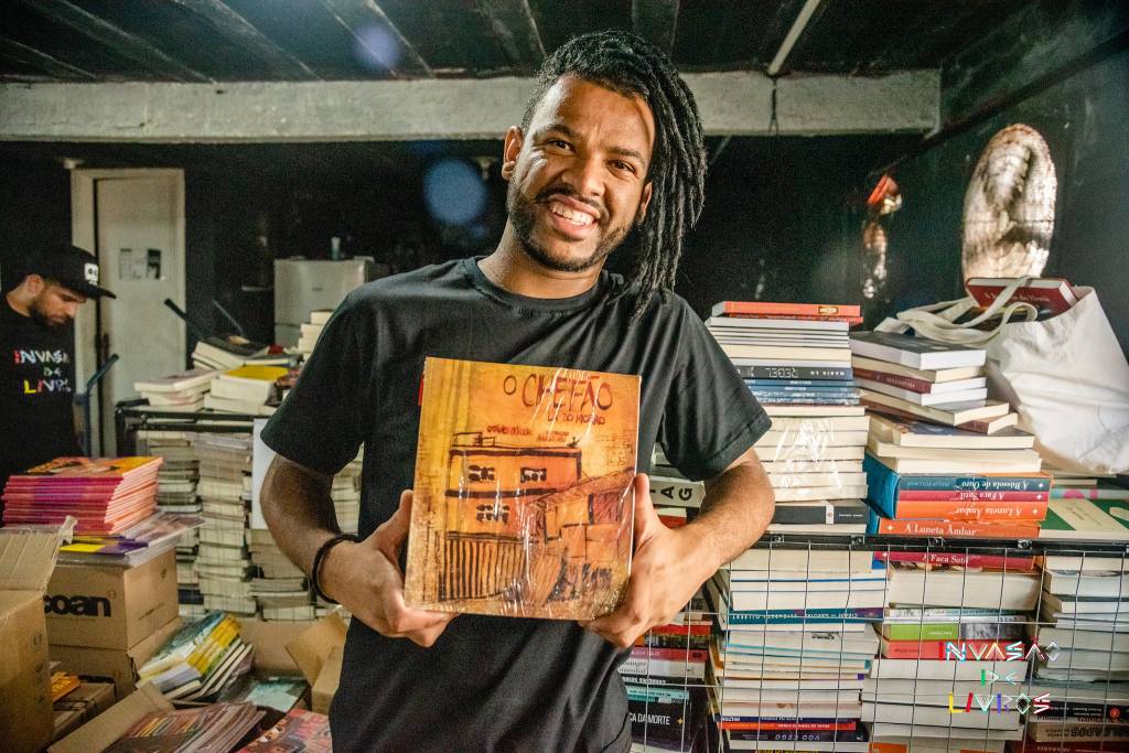 Iniciativa de Rene Silva distribui 10000 livros no Complexo do Alemão