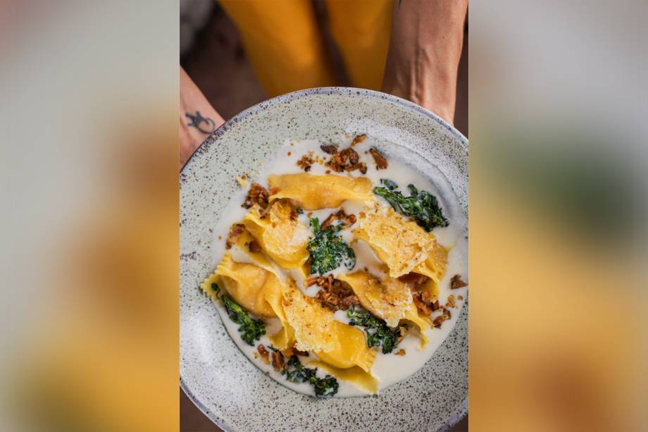 Alba: carbonara tem farofa de guanciale, pistache e brócolis