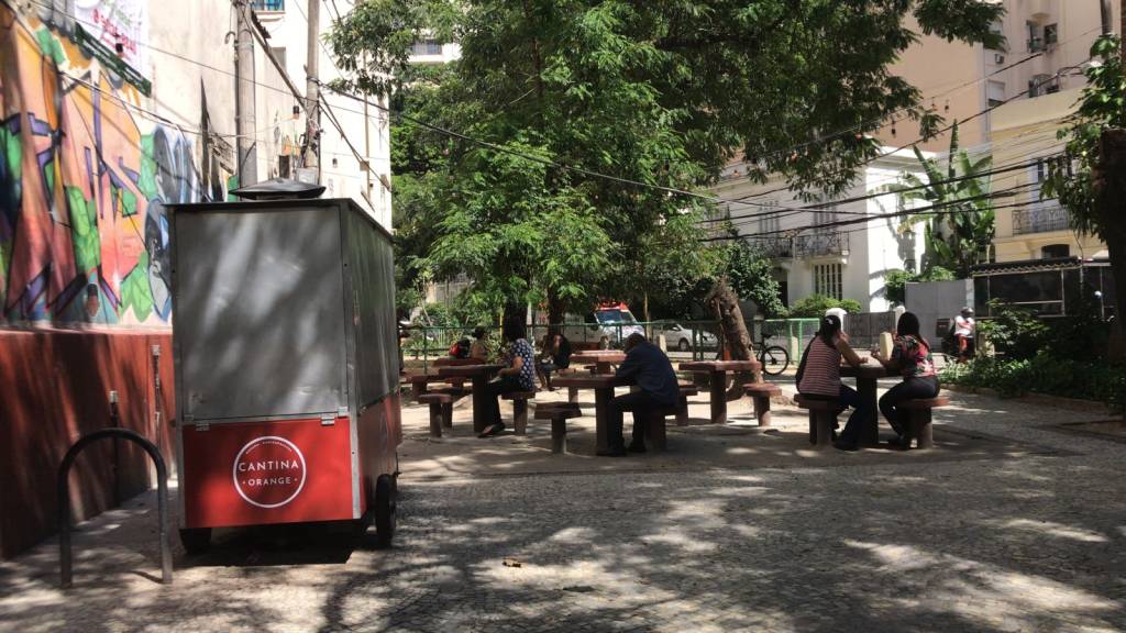 Sebo criado por médicos invade praça com empréstimos gratuitos de livros