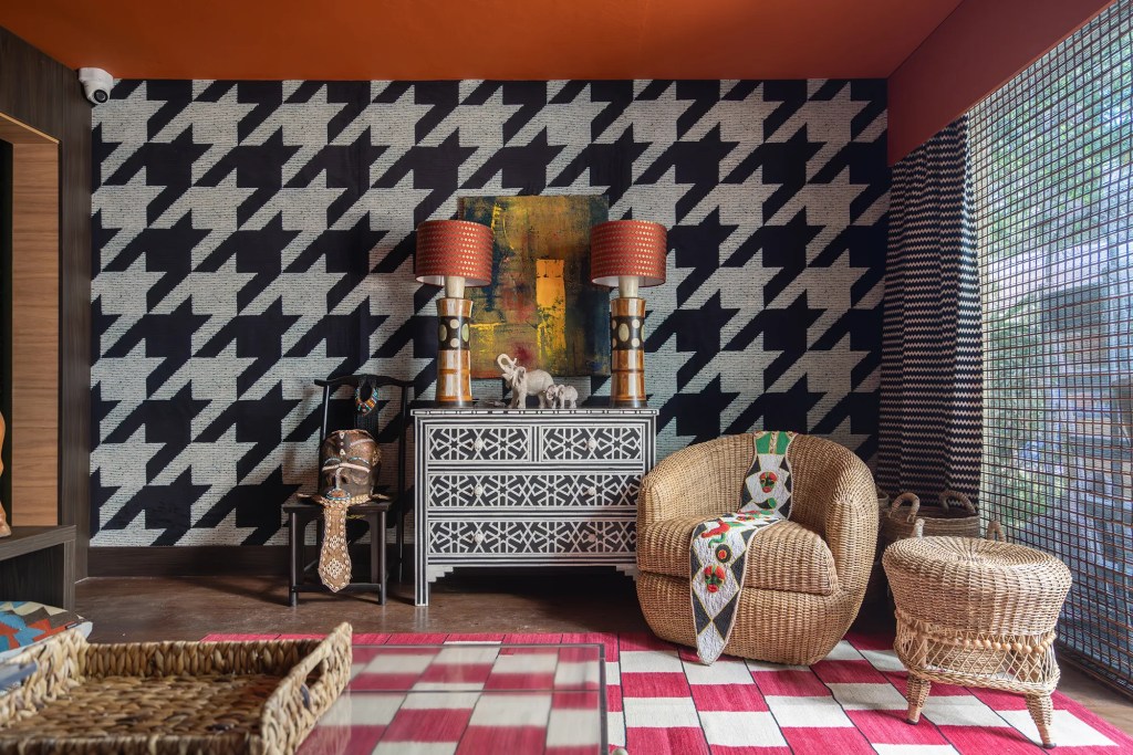 Maximalismo: 7 ambientes da CASACOR provam que nem sempre menos é mais