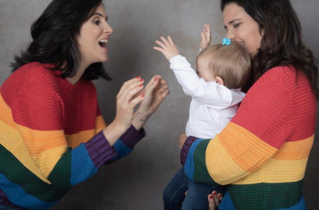 Livro Duas mães e uma filha fala para além de mulheres LBTQIA+