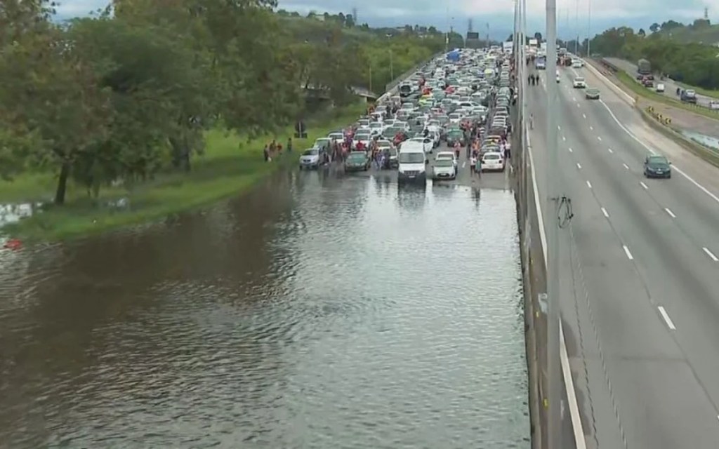 O funcionamento do metrô e dos trens no Rio após temporal inundar trilhos