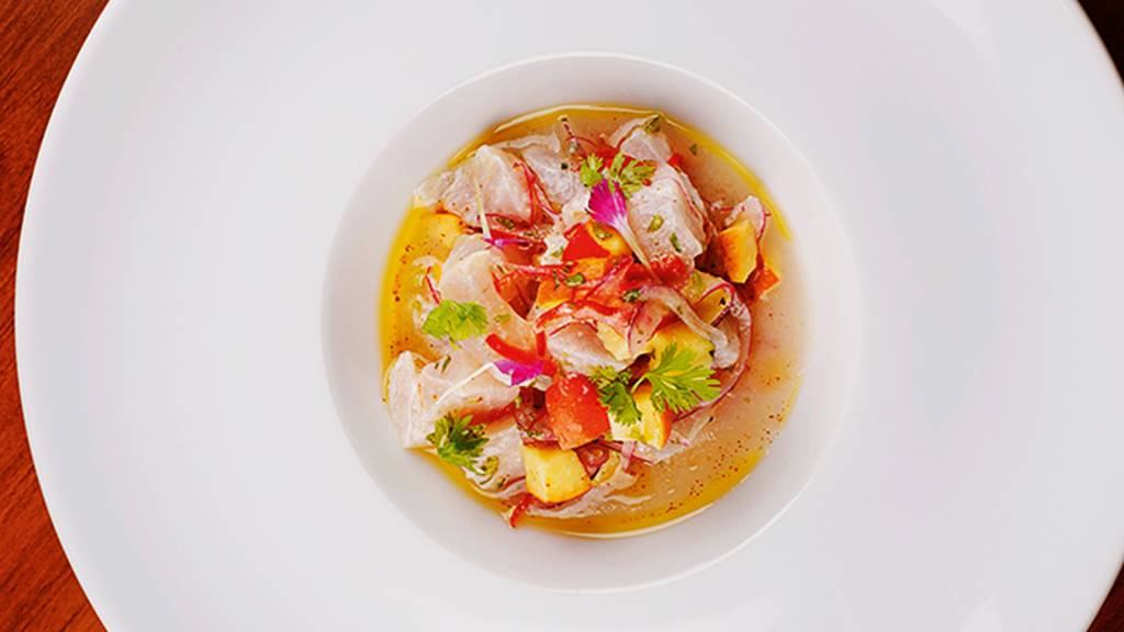 Baleia chega com o Pão de Açúcar na paisagem