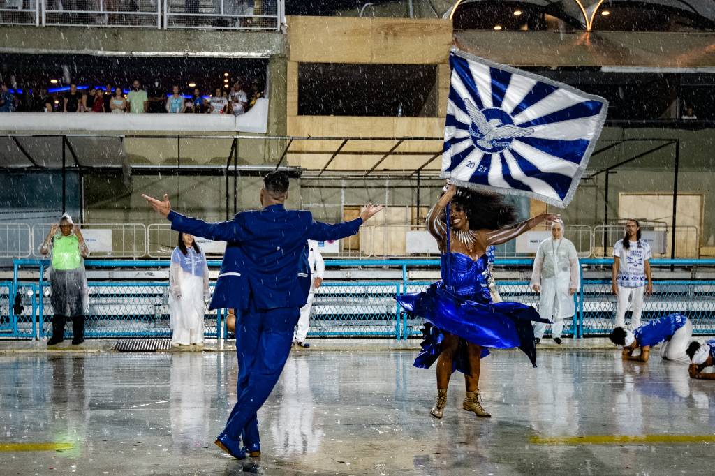 Portela e Unidos da Tijuca ensaiam debaixo de muita chuva na Sapucaí