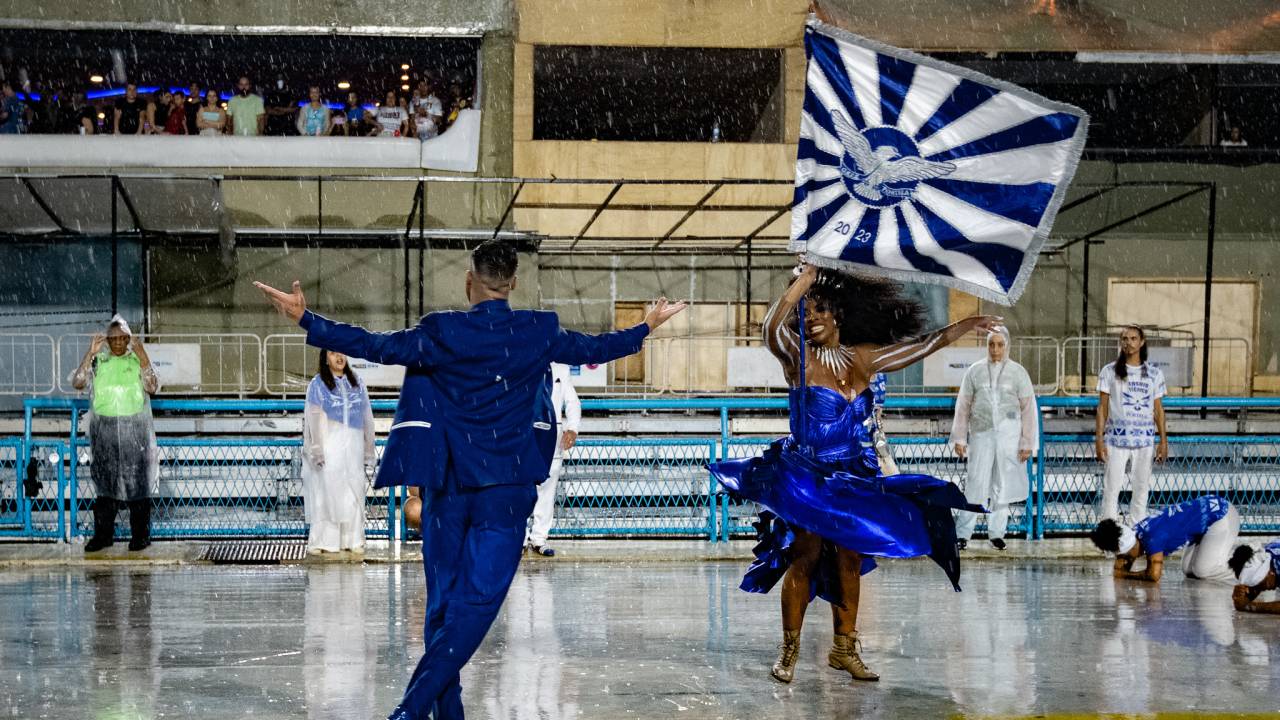Portela e Unidos da Tijuca se apresentam em um ensaio tecnico de muita chuva na Marquês de Sapucaí