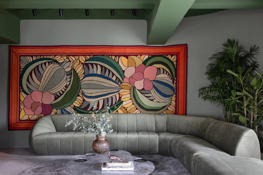 Salas de estar: 10 projetos da CASACOR 2023 convidam à inspiração