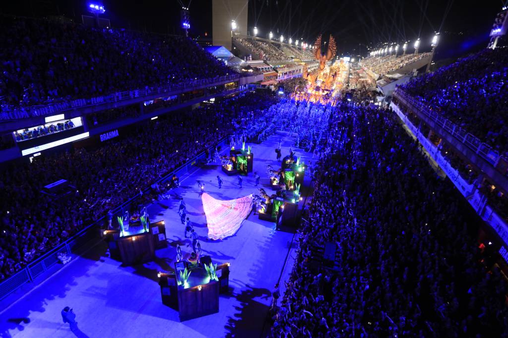 Noite iluminada: escolas de samba apostam em led em fantasias e alegorias