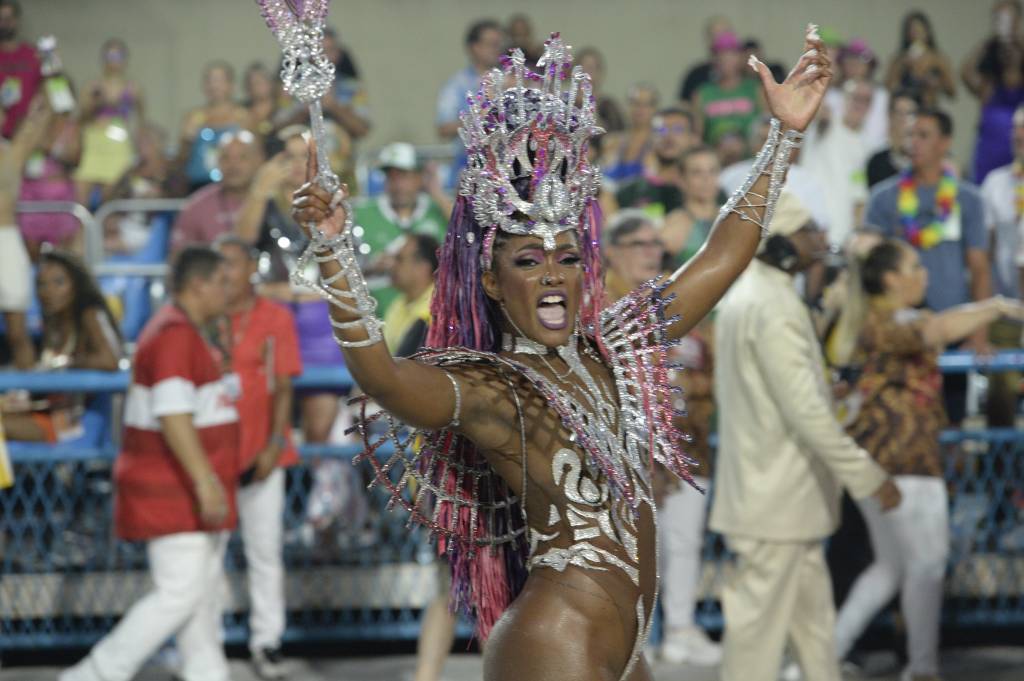 Menos é mais: rainhas de bateria ousam nos looks na Sapucaí
