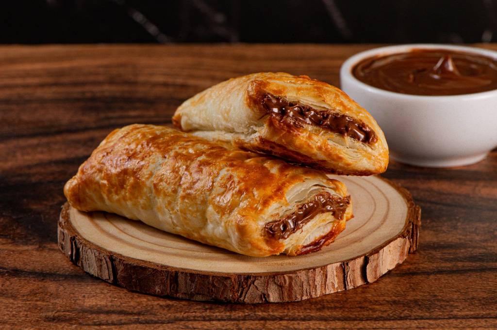 Flauta choco avelã- massa folheada recheada com cremes de chocolate e avelã Flauta choco avelã- massa folheada recheada com cremes de chocolate e avelã