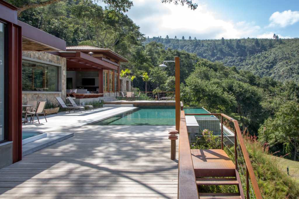 Casa na montanha possui vista espetacular para a Serra das Araras