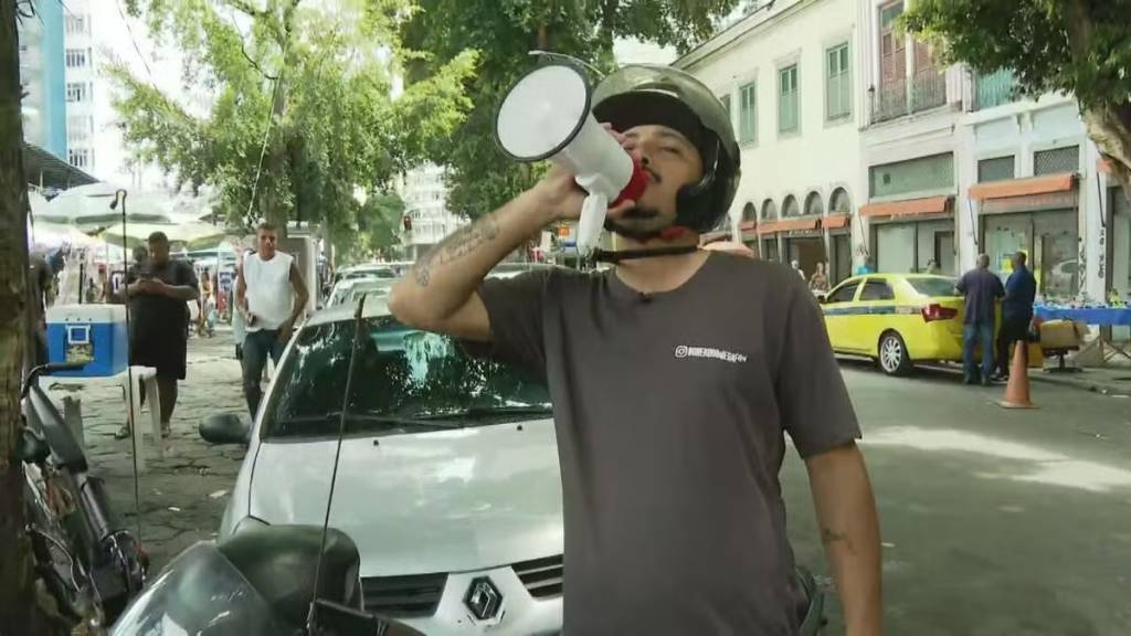Quem é o motoboy que viralizou na web ao chamar passageiros com megafone