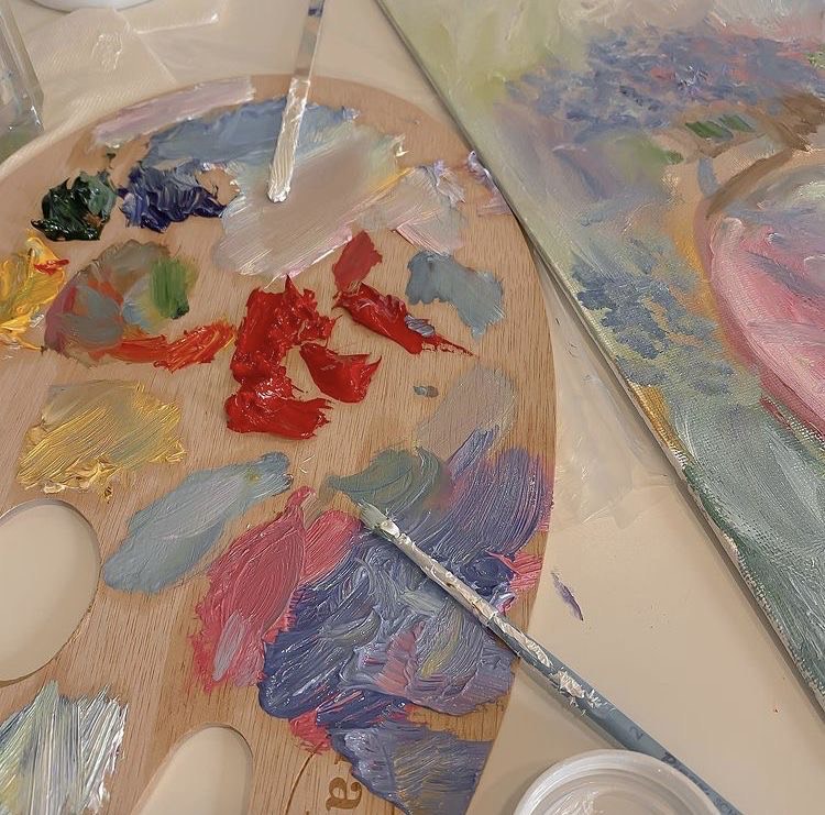 Pintura artística: traços firmes e precisos dispensam quadros nas paredes