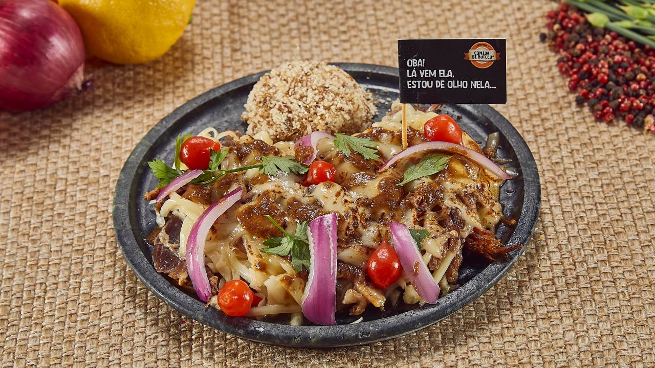 Cachambeer: costela desfiada com mussarela gratinada, pimenta biquinho e cebola roxa