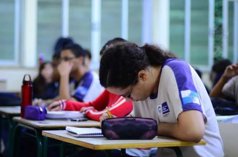Secretaria de Educação nega exclusão de matérias de grade do Ensino Médio
