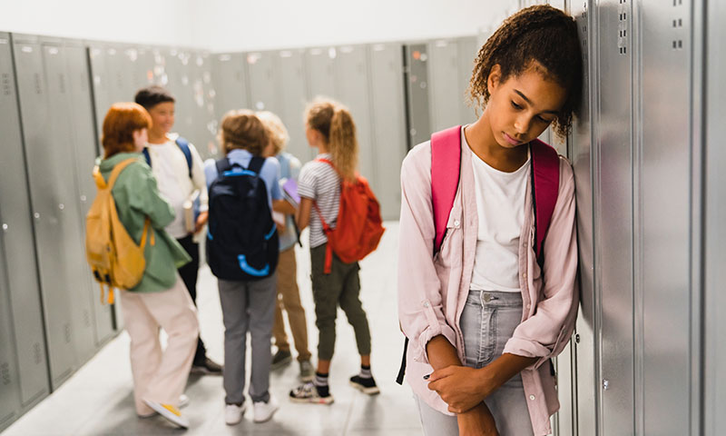 Menina sofre rejeição dos amigos na escola.