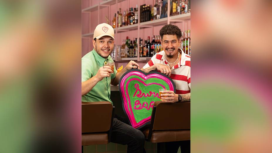 Suru Bar: Igor Renovato e Raí Mendes na casa onde o uísque dá vez à jurubeba Suru Bar: Igor Renovato e Raí Mendes na casa onde o uísque dá vez à jurubeba