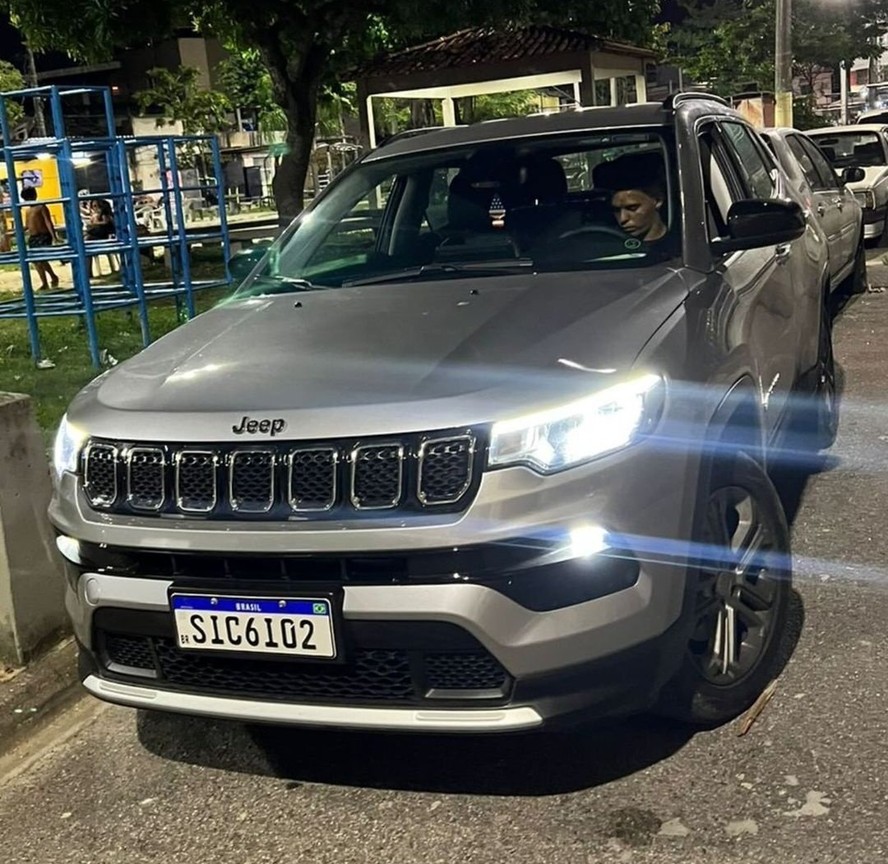 Jogador do Flamengo recupera carro e medalha horas depois de ser roubado