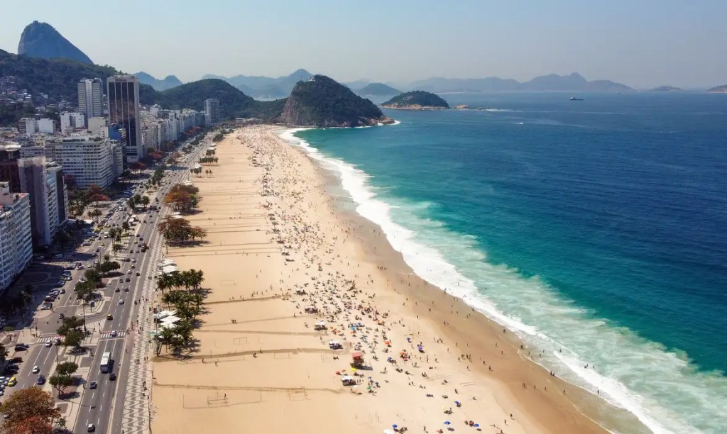Quiosques em Copacabana têm fila de espera para ‘camarote’ de Madonna