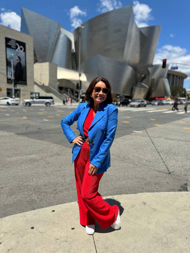 Walt Disney Concert Hall Renata Araujo (@youmustgoblog) na frente do Walt Disney Concert Hall