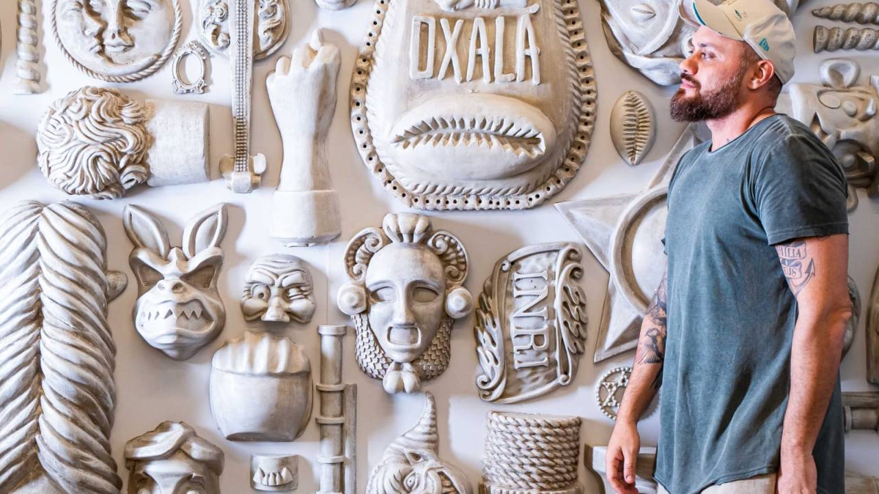 Carioca do subúrbio da Penha, o carnavalesco Leandro Vieira diz: "tô nessa ‘encruzilhada’ brasileiríssima e quero exuberância com festa".