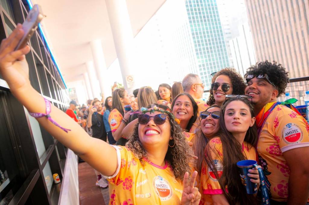 Onde curtir a Parada LGBTQIA+ de São Paulo com conforto