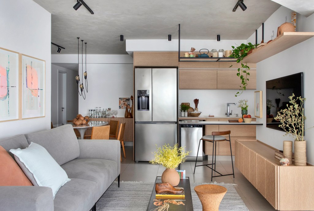 Reforma em apê de 105 m² cria lar aconchegante para mãe e filha