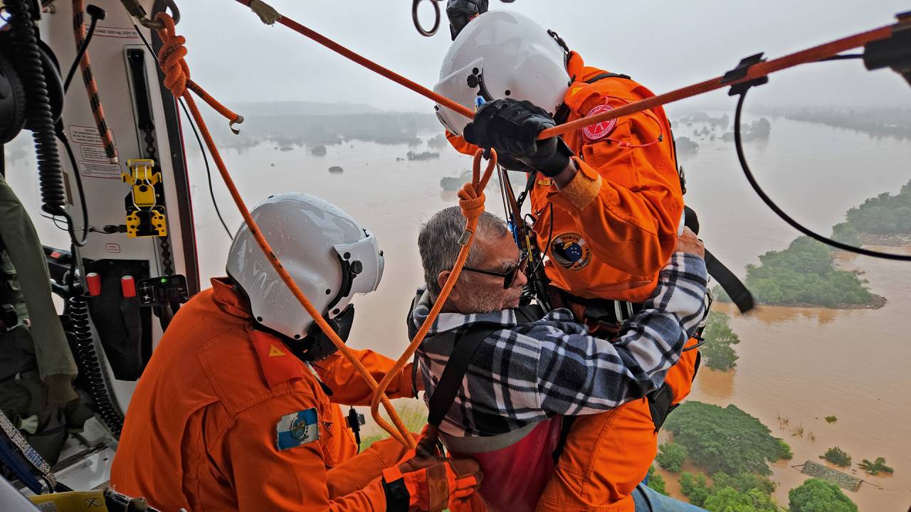 Tragédia no Sul: noventa homens e mulheres do Corpo de Bombeiros do Rio foram deslocados para auxiliar nos resgates