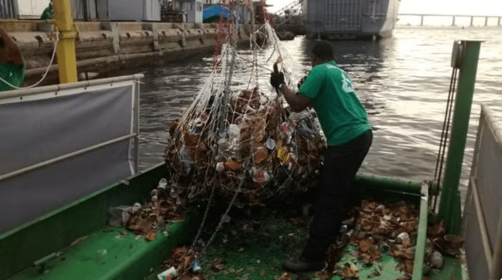 Ecobarcos recolheram 28 toneladas de lixo na Baía de Guanabara ecobarcos-recolhem-lixo-baia-de-guanabara