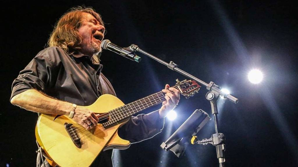 Lenine comanda Arraiá da Fundição ao lado da SpokFrevo Orquestra