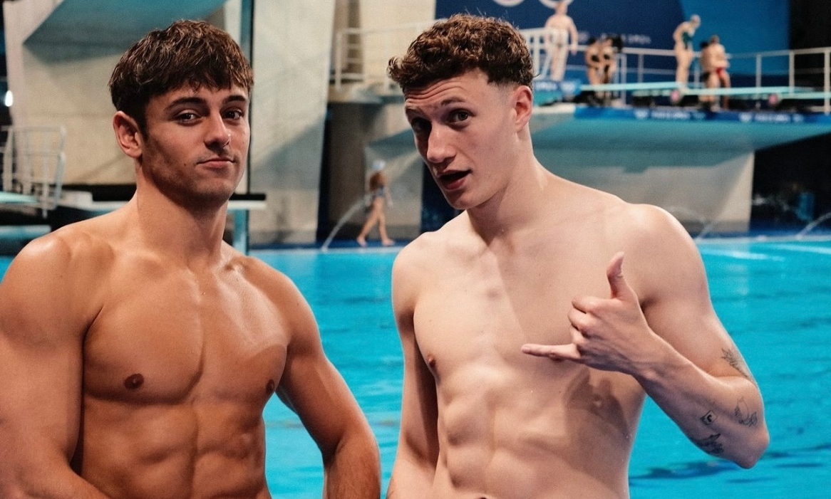Tom Daley ganha medalha em Paris 2024 na frente do marido e dos dois filhos